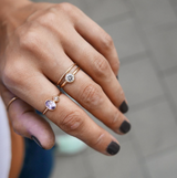 Handgjorda förlovningsringar på hand, i 18k guld och med konfliktfria ädelstenar och diamanter
