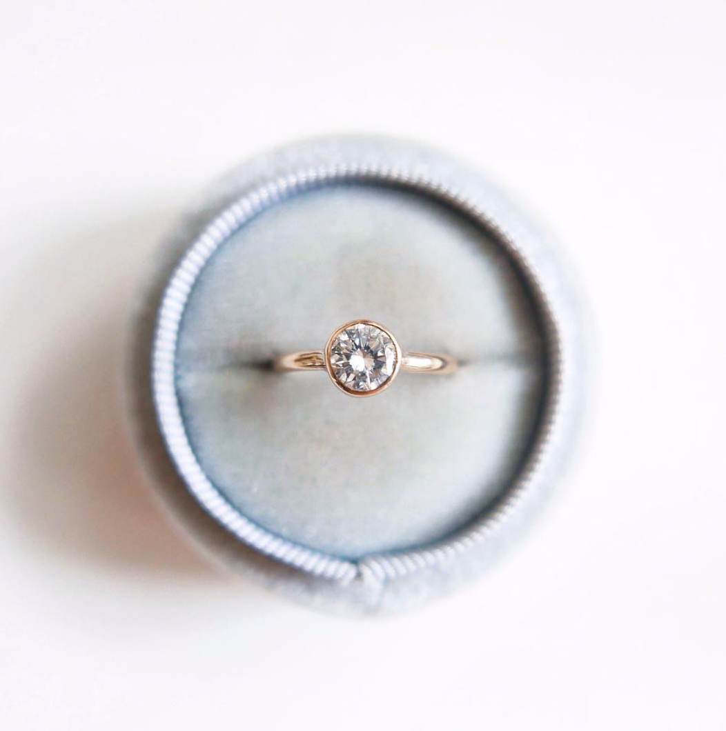 Förlovningsring med 0.7ct diamant i en ringask