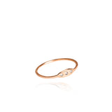 guldring med tre små diamanter