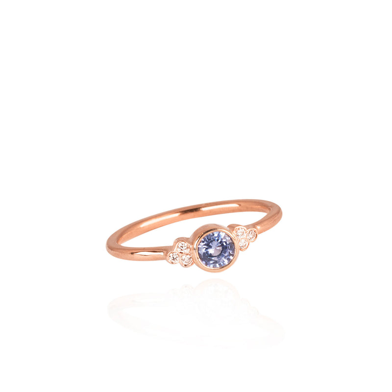 ring with blue sapphire and diamondsi n 18k gold