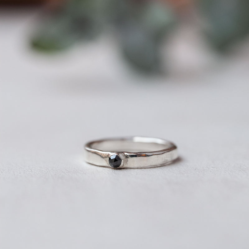 silver ring med svart diamant