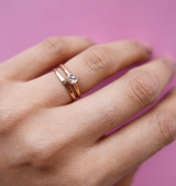 Förlovnings och vigselring i 18karat guld och med en rosenstensslipad diamant