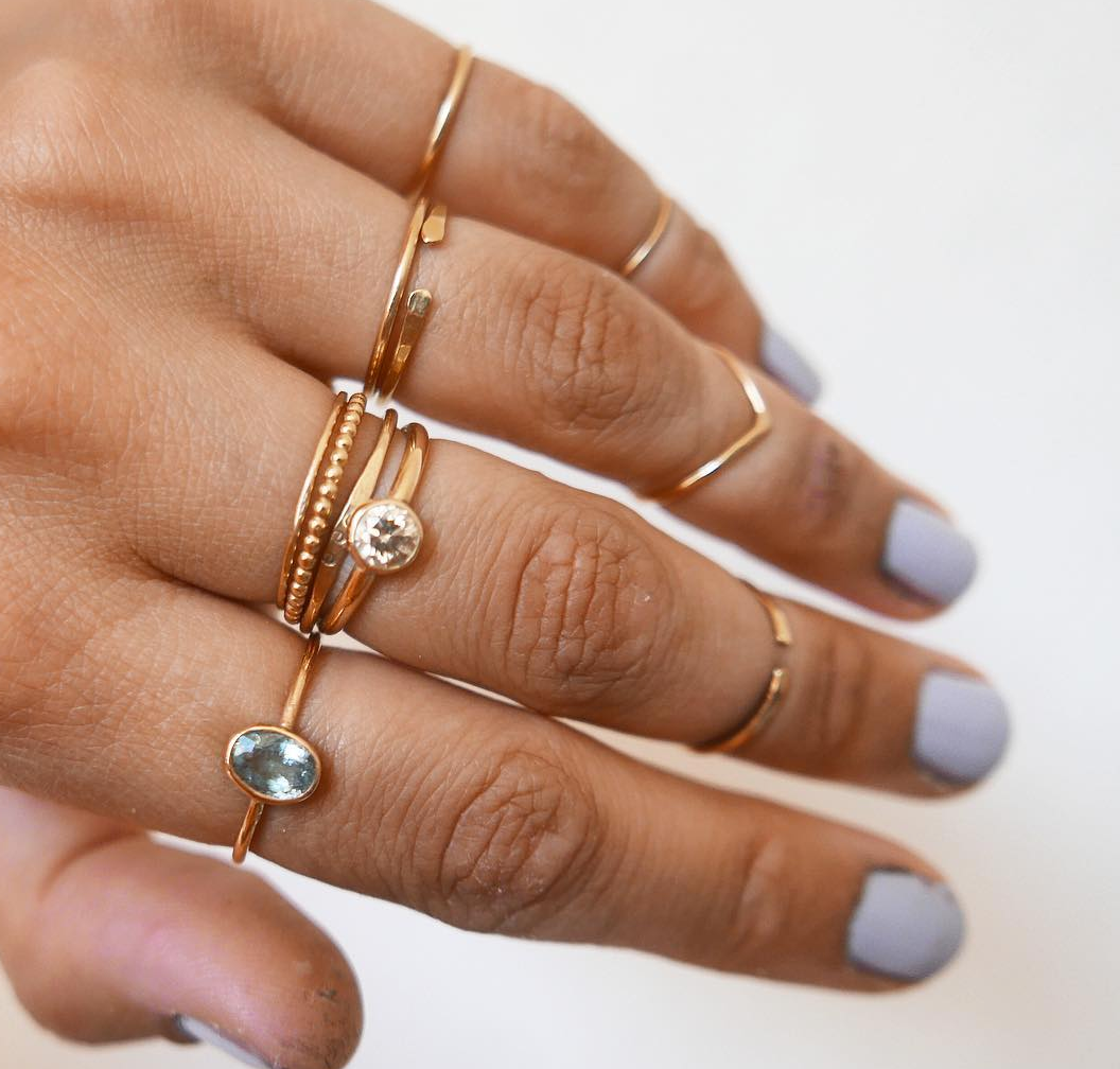 Handgjorda ringar i 18k guld, några plain och en med safir och diamant